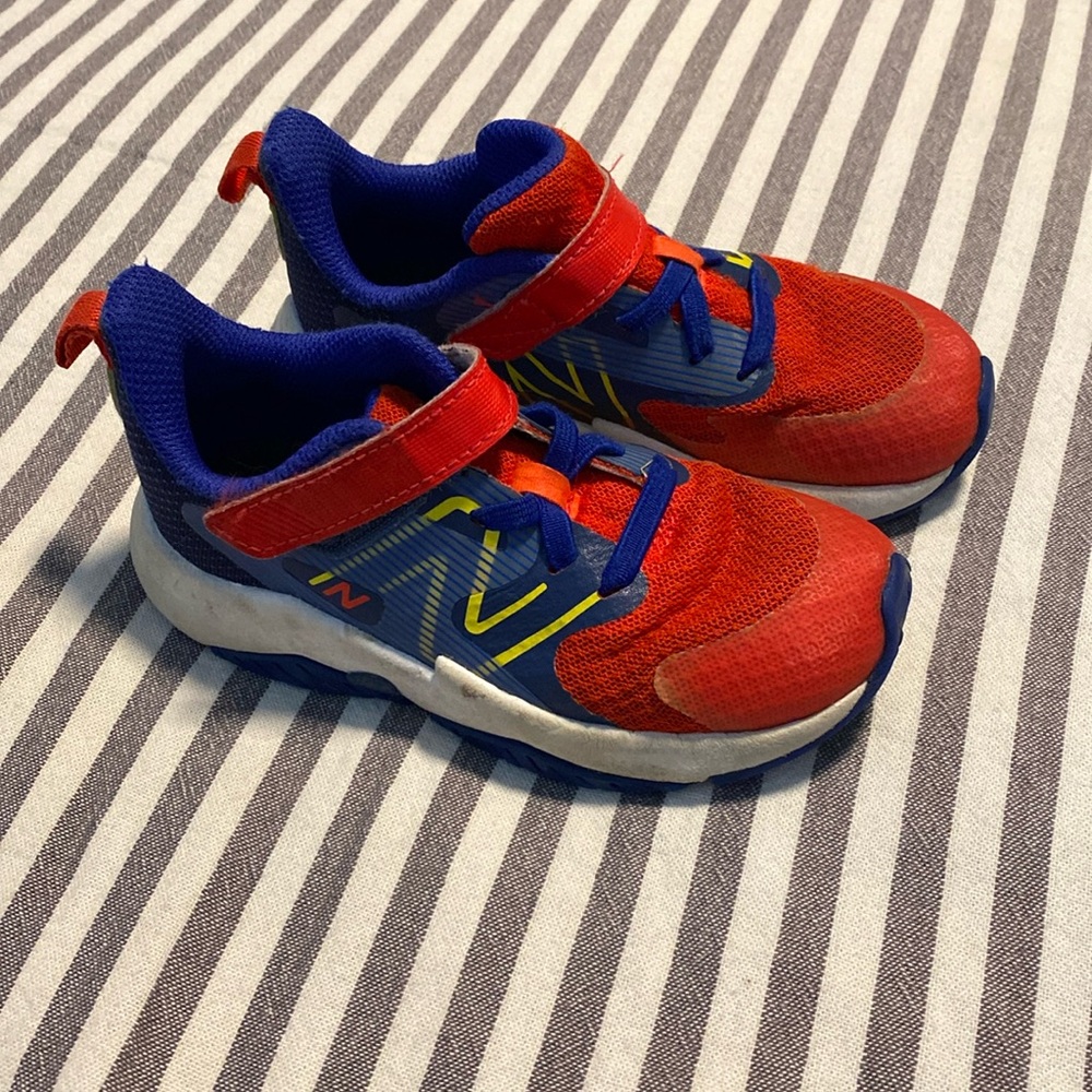 Boys size 9.5 tennis shoes